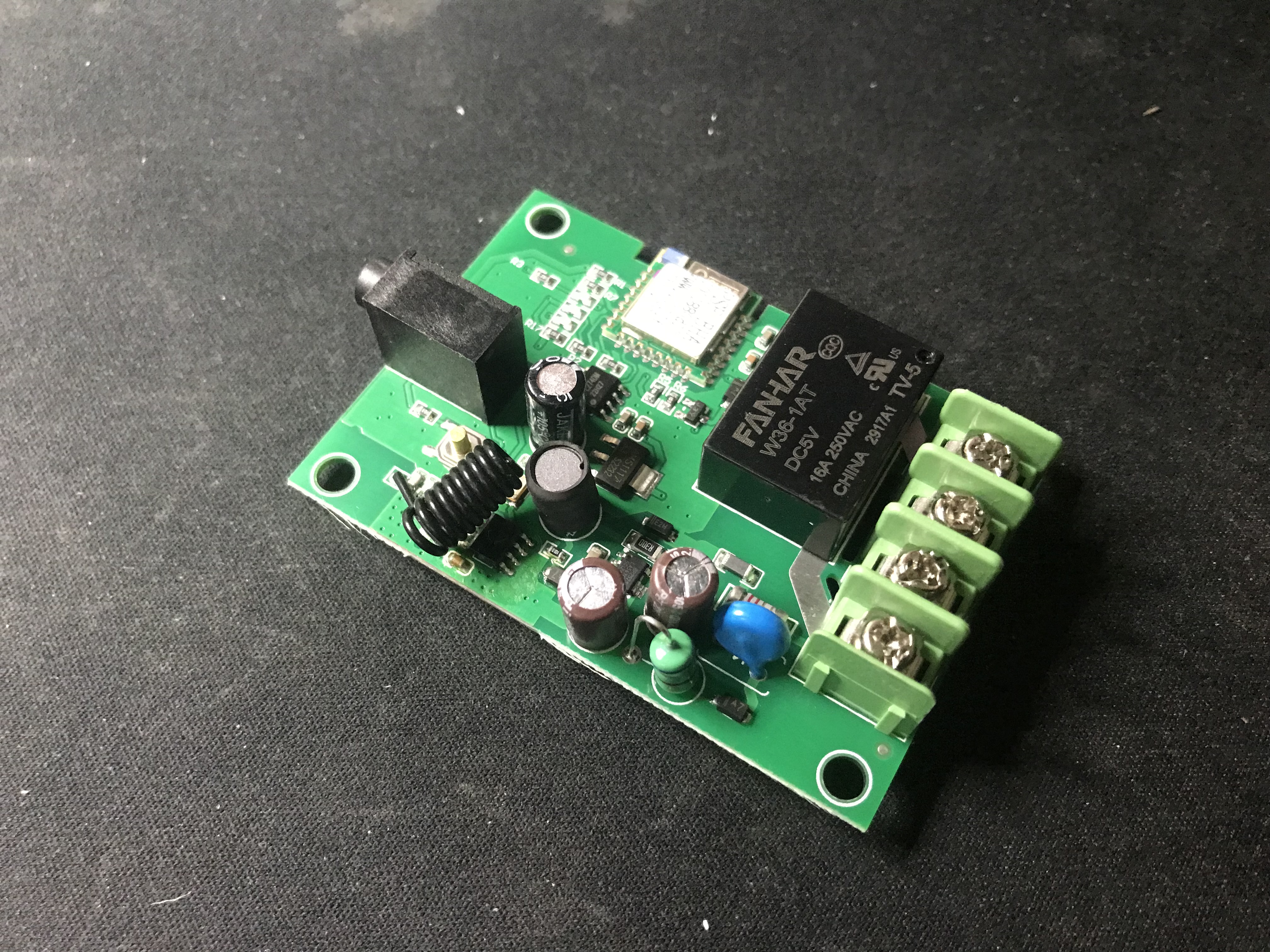 /alexey.zholtikov/ESP-NOW-Switch/raw/commit/5d023b13c1f081b6489301d5c383adc43fd5e2da/hardware/TH_1CH_16A/inside1.jpeg