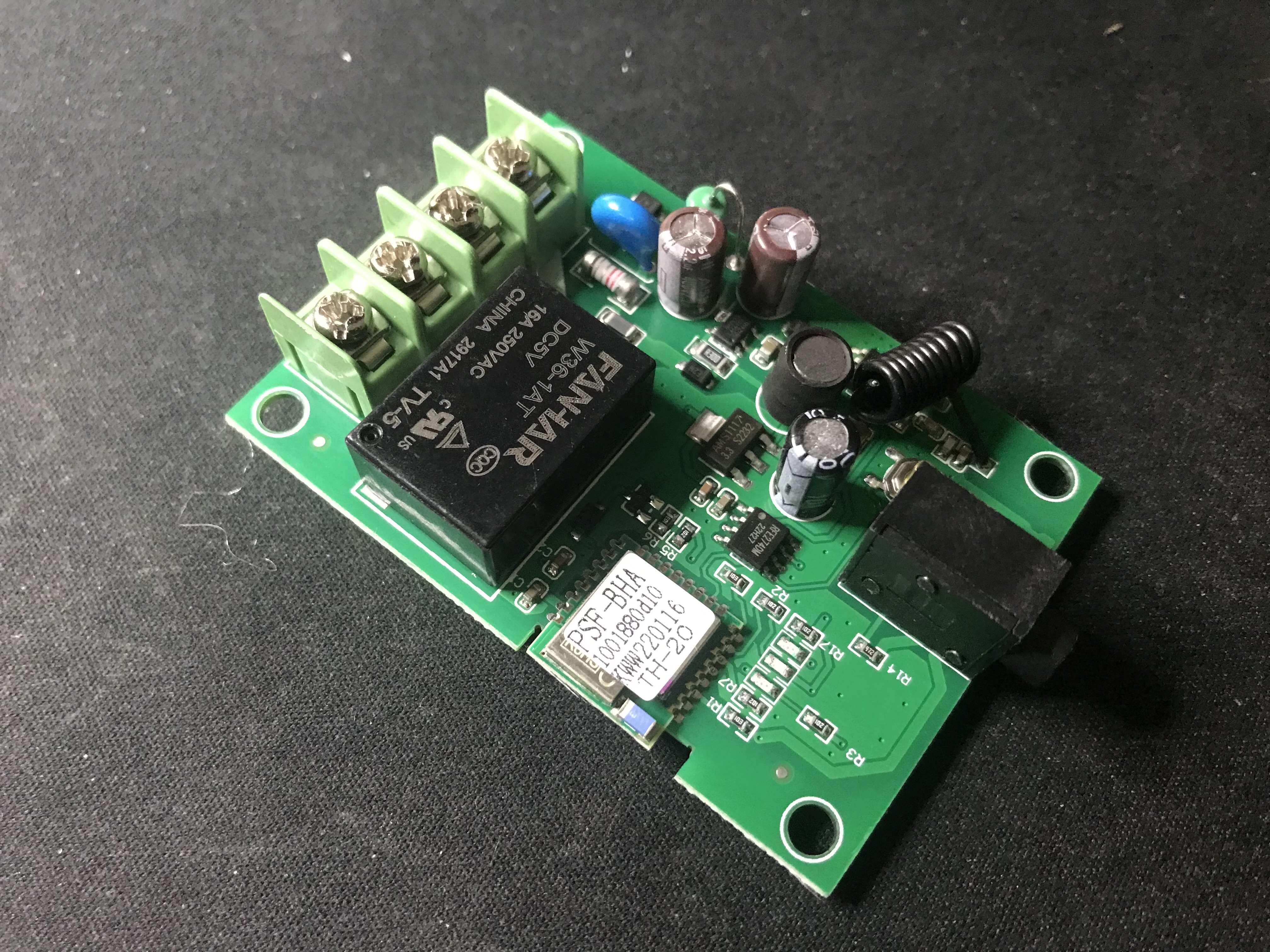 /alexey.zholtikov/ESP-NOW-Switch/raw/commit/5d023b13c1f081b6489301d5c383adc43fd5e2da/hardware/TH_1CH_16A/inside2.jpeg